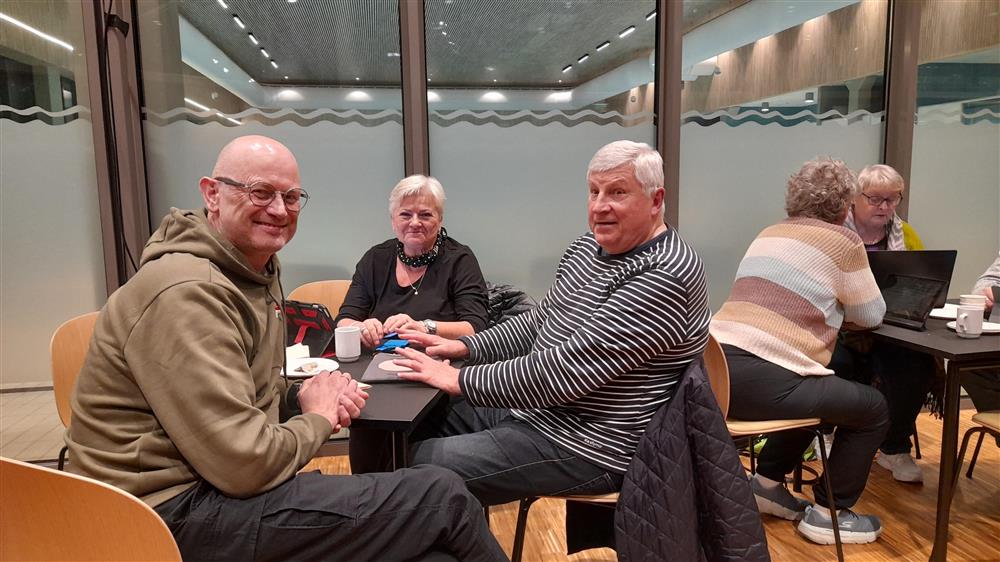 Besøkjande på digital kafé - Klikk for stort bilete