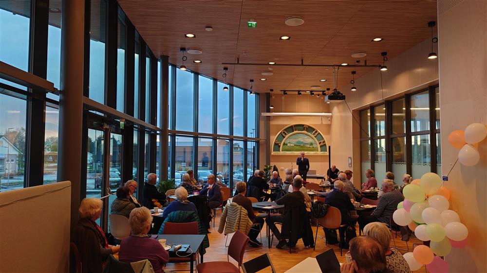 Kommunalsjef drift opnar digital kafé - Klikk for stort bilete